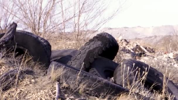 오래 된 썩은 고무 타이어의 더미 — 비디오