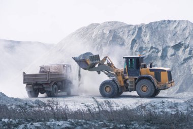 Damperli kamyon kum kum ocağında ile yükleme Ekskavatör