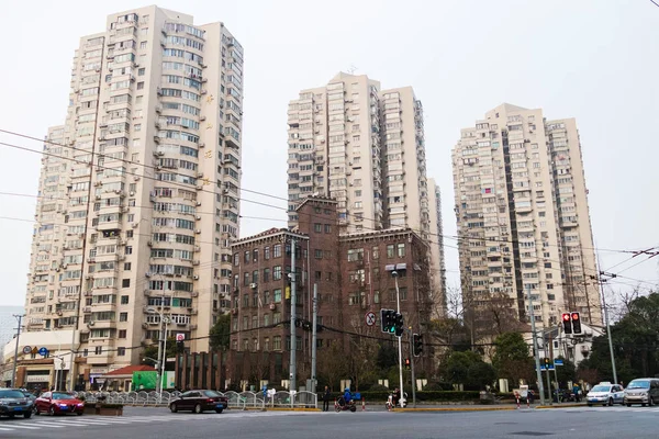 Высотные здания в Шанхае против голубого неба — стоковое фото