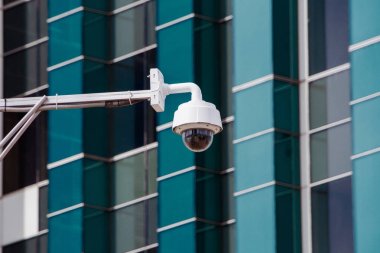 Dört trafik güvenlik kamera gözetim Cctv kurarlarken de yol closeup