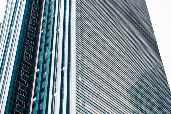 АСТАНА, КАЗАХСТАН - 26 апреля 2018 года: детали фасада современного небоскреба из стекла и стали крупным планом в центре Астаны — стоковое фото