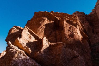 Çarın Kanyonu alt görünümü - jeolojik oluşum büyük kırmızı kum taşı şaşırtıcı oluşur. Çarın Milli Parkı. Kazakistan.
