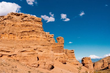 Çarın Kanyonu alt görünümü - jeolojik oluşum büyük kırmızı kum taşı şaşırtıcı oluşur. Çarın Milli Parkı. Kazakistan.