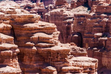 Çarın Kanyonu üstten görünüm - jeolojik oluşum büyük kırmızı kum taşı şaşırtıcı oluşur. Çarın Milli Parkı. Kazakistan.