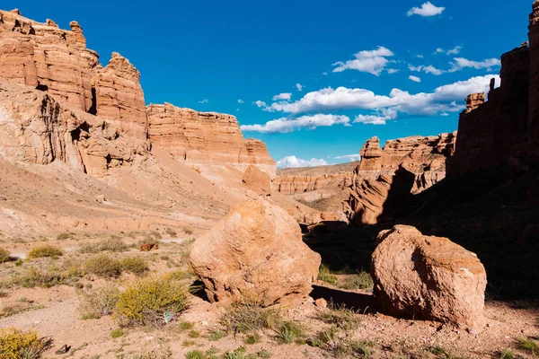 Charyn Canyon vista inferior formación geológica consiste en piedra de arena roja grande increíble. Parque Nacional Charyn. Kazajstán . — Foto de Stock
