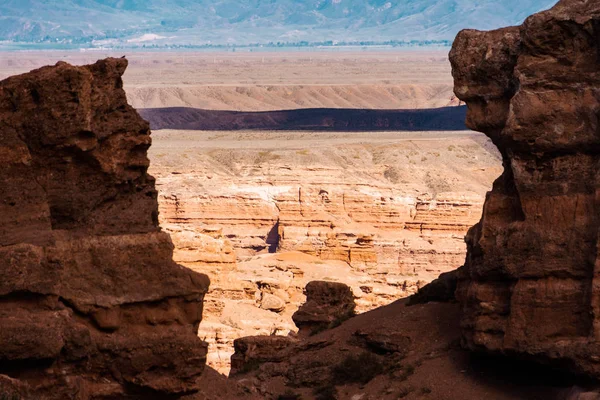 Charyn Canyon vista superior - a formação geológica compõe-se da grande pedra de areia vermelha surpreendente. Parque Nacional de Charyn. Cazaquistão . — Fotografia de Stock