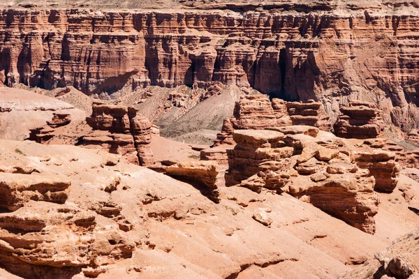 Charyn 峡谷顶部景观-地质形成由惊人的大红色沙子石头组成。Charyn 国家公园。哈萨克斯坦. — 图库照片