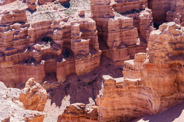 Charyn Canyon vista superior - a formação geológica compõe-se da grande pedra de areia vermelha surpreendente. Parque Nacional de Charyn. Cazaquistão . — Fotografia de Stock