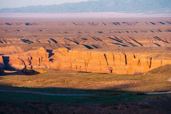 Charyn Canyon vista superior - a formação geológica compõe-se da grande pedra de areia vermelha surpreendente. Parque Nacional de Charyn. Cazaquistão . — Fotografia de Stock