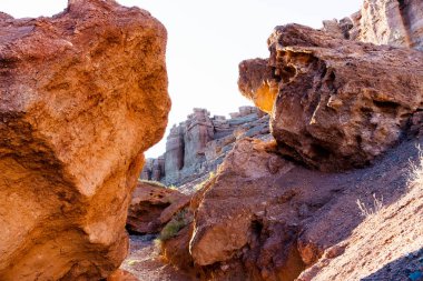 Kırmızı kayalar iki büyük taştan bir kemer oluşturmak ve Çarın Kanyonu geçirin. Kazakistan
