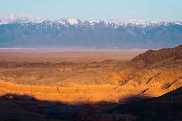 Panorama de uma bela paisagem com cadeias de montanhas no Cazaquistão — Fotografia de Stock