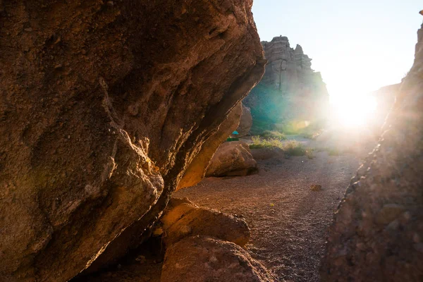 Luz solar através de um buraco na caverna à noite — Fotografia de Stock