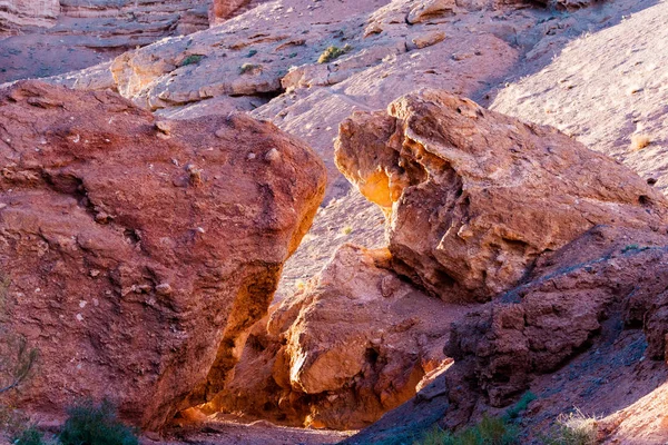 Zwei große Steine aus den roten Felsen bilden einen Bogen und gehen in den Charyn Canyon über. Kasachstan — Stockfoto