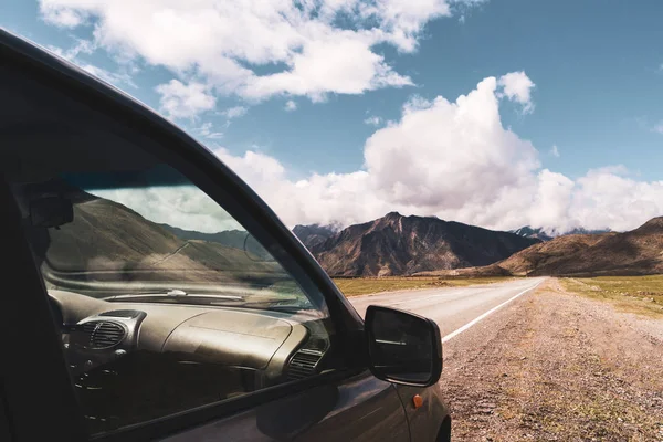 Прекрасный вид на автомобиль на фоне Алтайской горной долины. Алтайский горный пейзаж — стоковое фото