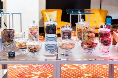 Kahve molası sırasında büfe masasında cam ve diğer tatlılar shortbread çerezleri