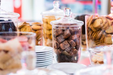 Kahve molası sırasında büfe masasında cam ve diğer tatlılar shortbread çerezleri