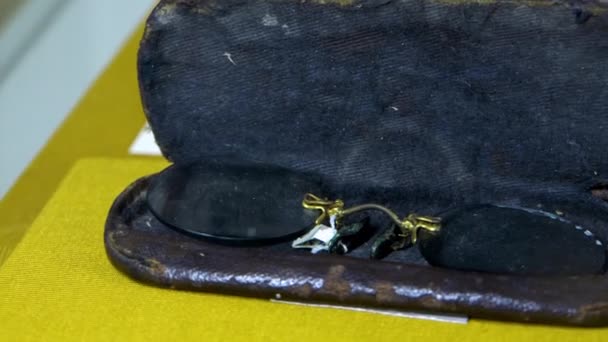 Vintage pince nez in lederen kast in de 18e-19e eeuw. Tentoonstelling in het museum — Stockvideo