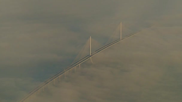 Pont suspendu par câble dans le brouillard matin, Shanghai ville — Video