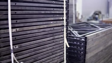 metal işleme fabrikasında metal çitler yığınları vardır