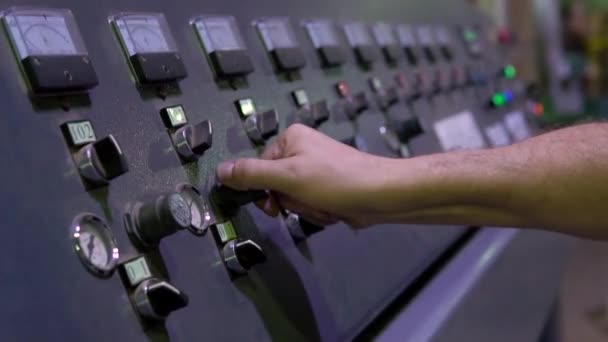 Hand dreht und drückt die Tasten am Bedienfeld des Gerätes im Werk — Stockvideo