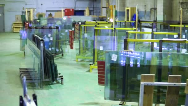 Armazém na fábrica para a produção e processamento de vidro plano. Embalagens de vidro pronto para enviar são armazenadas nas prateleiras — Vídeo de Stock
