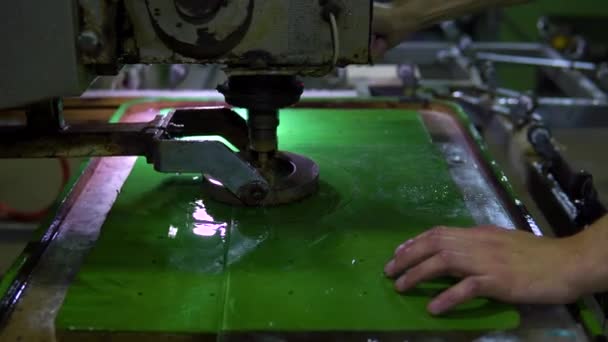 Machines voor het snijden en boren van glas, van glas en van krullen — Stockvideo