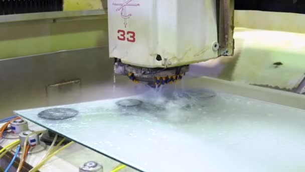 Glas snijden en boren machine, stuk glas en krullen. Cnc-gereedschapswerktuig — Stockvideo