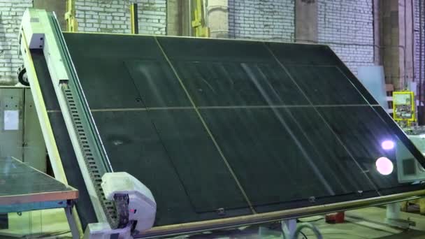 Förderband für die Produktion einer Fensterscheibe. Industrieanlagen — Stockvideo