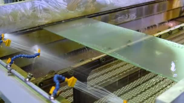 Transportband för produktion en fönsterruta. Industriell utrustning. Processen för anlöpning glas. Maskin för värme och kyla glas — Stockvideo
