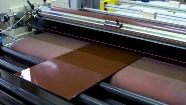 Il processo di verniciatura del vetro a colori. Nastro trasportatore per la produzione di un vetro per finestre. Apparecchiature industriali — Video Stock