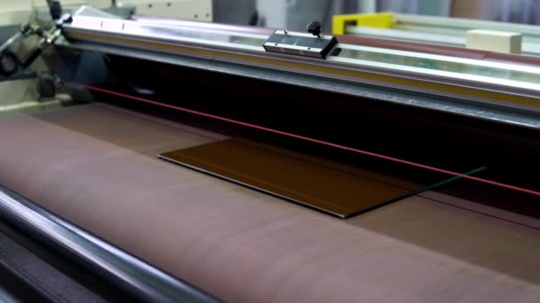 El proceso de pintar el vidrio en color. Cinta transportadora para la producción de un cristal de ventana. Equipos industriales — Vídeos de Stock