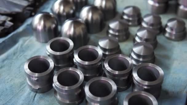 Parti cilindriche metalliche dopo la lavorazione sul tornio e fresatura — Video Stock