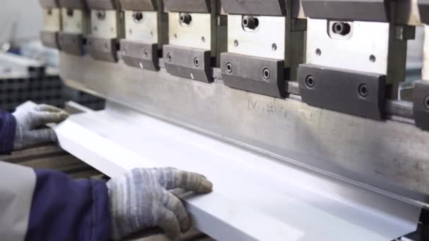 Bediener bearbeitet Schneiden und Biegen von Blechen durch hochpräzise Blechbiegemaschine, CNC-Steuerung Blechbiegemaschine in der Fabrik — Stockvideo