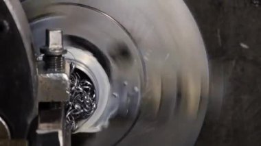 Endüstriyel metal işleri işleme işlemi tarafından otomatik torna üzerinde kesici alet taşıyordu