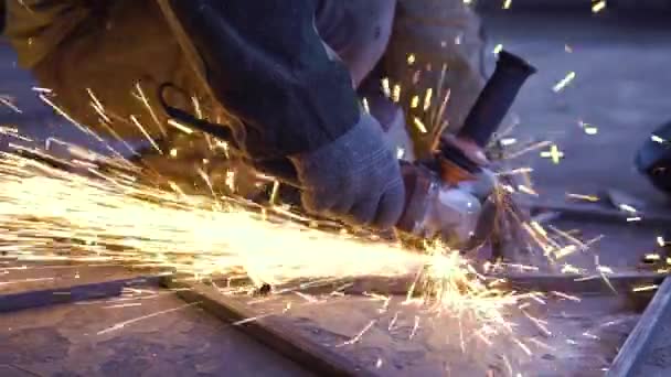 Close-up de metal de corte do trabalhador com moedor. Faíscas enquanto moagem de ferro — Vídeo de Stock