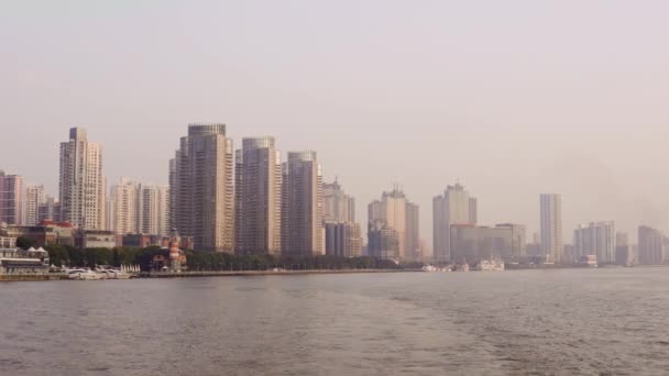 River bank with skyscrapers, landmarks of Shanghai with Huangpu river at sunrise or sunset in China — 비디오