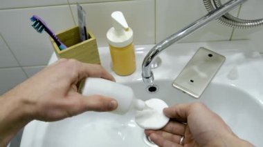 Erkekler tuvalette ellerini ve telefonlarını dezenfekte etmek için özel bir sıvı kullanır. Birinci şahıs görünümü