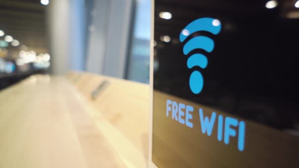 Δωρεάν Wifi Signal αναλαμπές στην οθόνη σε ένα καφέ — Αρχείο Βίντεο