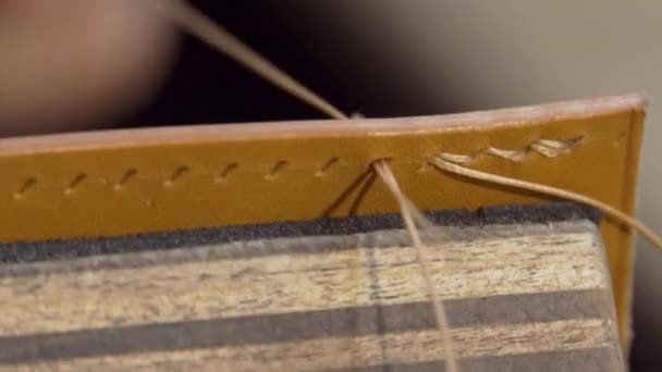 Coutures sur mesure un morceau de cuir avec du fil. Gros plan — Video