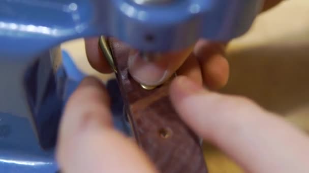 Gros plan du chef-d'œuvre masculin en cuir avec des outils d'artisanat pour le futur portefeuille à l'atelier. Vue grand angle du lieu de travail du cordonnier — Video