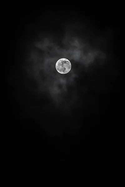 Pełnia księżyca na czarnym tle — Zdjęcie stockowe