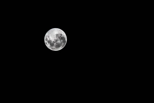 Полная луна на чёрном фоне — стоковое фото