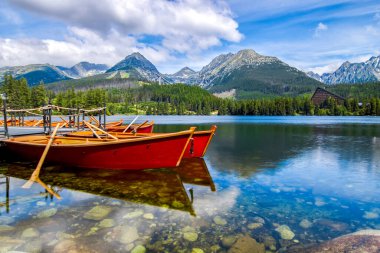 Slovakya Hight Tatras Gölü 'nde kırmızı botlar