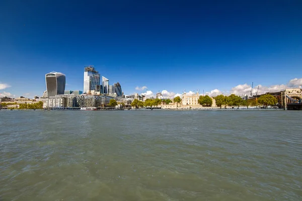 Financieel District van Londen. wolkenkrabbers in Londen. Groot-Brittannië. — Stockfoto