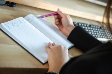 Coronavirus. Evde bilgisayarla çalışıyor. Evden çalışıyorum. Karantinadan çalışıyor. Ekonomik krize hazır olun.