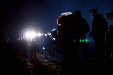 Karanlıktaki insanların silueti.