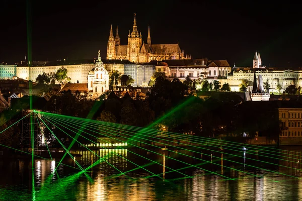 Castelo Praga Com Rio Vltava Lasers Verdes Primeiro Plano — Fotografia de Stock