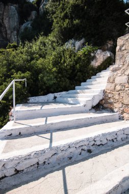 Stone, Yunanistan 'ın Amorgos adasındaki Hozoviotissa Manastırı yolunda merdivenlere çıktı.