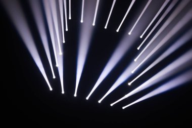 Karanlıkta lazer ışınlı sahne ışıkları