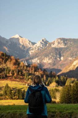Arka planda Alp dağları olan genç bir kadın. Slovenya ve Avrupa seyahati.